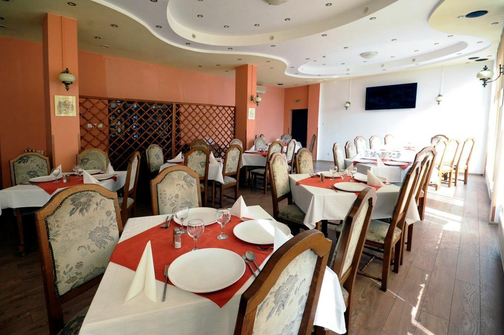 埃弗里斯特酒店 Târgu-Mureş 外观 照片