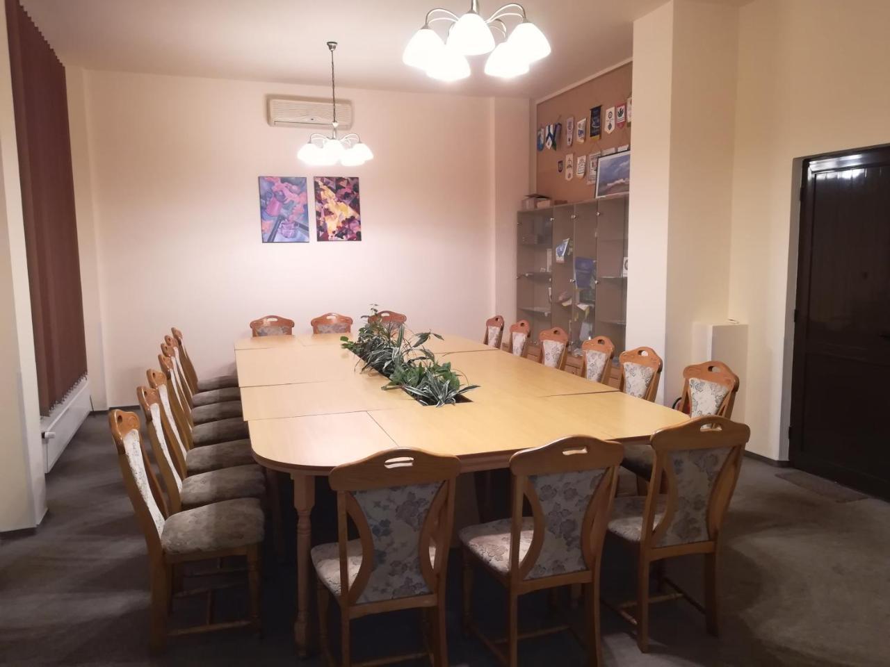埃弗里斯特酒店 Târgu-Mureş 外观 照片